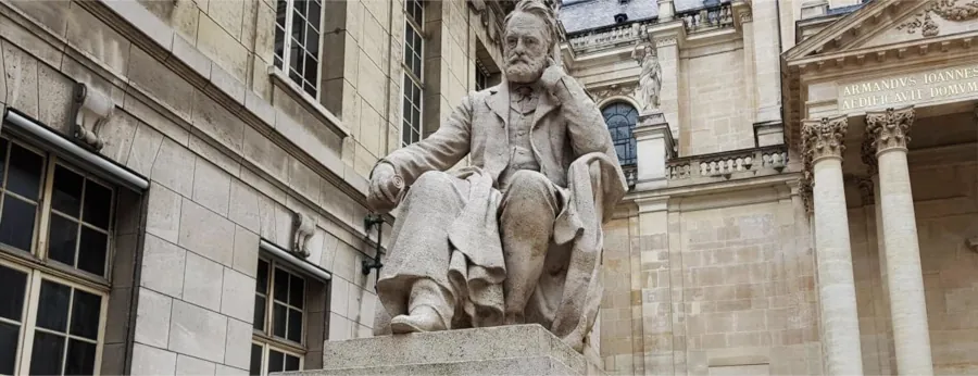 Victor Hugo dans la cour-d’honneur-de la Sorbonne